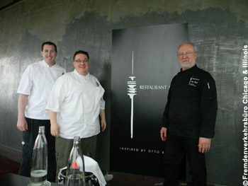 Bild zeigt (von links) Jake Schmidt, Executive Sous Chef des Signature Room, sowie Patrick Sheerin und Otto Koch bei der Veranstaltung im Restaurant 181.