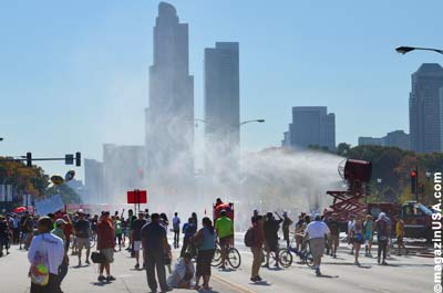 Chicago Marathon 2011: Am Zieleinlauf steht eine Art Wasserkanone, um die Runners zu kühlen.