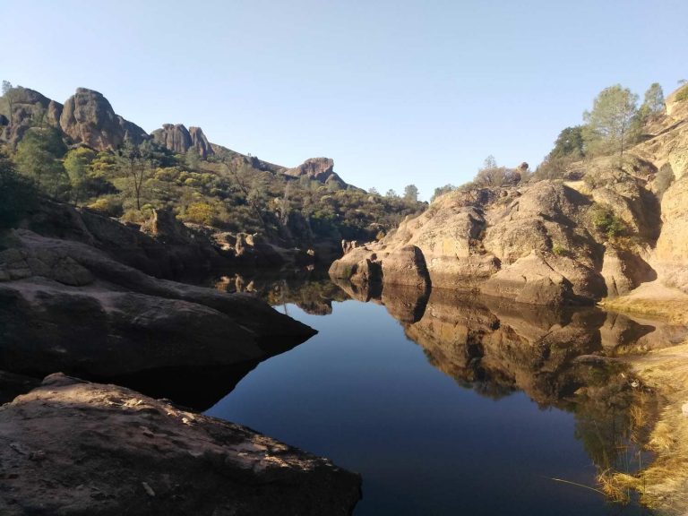 Bear Gulch Reservoir, Pinnacles National Park (Effeietsanders [CC BY-SA 4.0 (https://creativecommons.org/licenses/by-sa/4.0)])