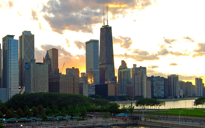 Skyline Chicago mit Hancock Tower (Mitte, dunkles Gebäude)