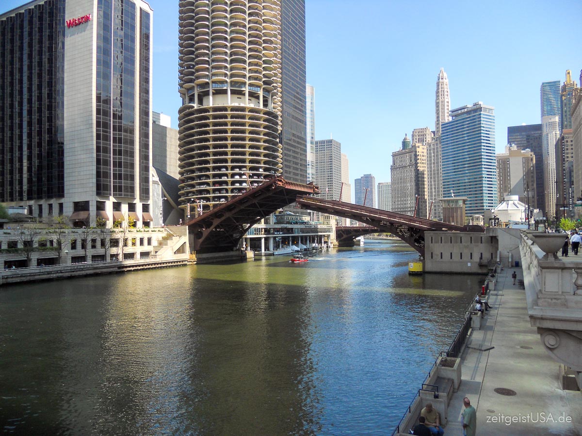 Mit dem Boat eine Architektur Tour entlang des Chicago River machen