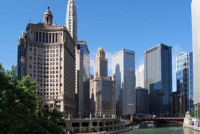 Blick auf die Skyline von der Michigan Ave Brücke aus