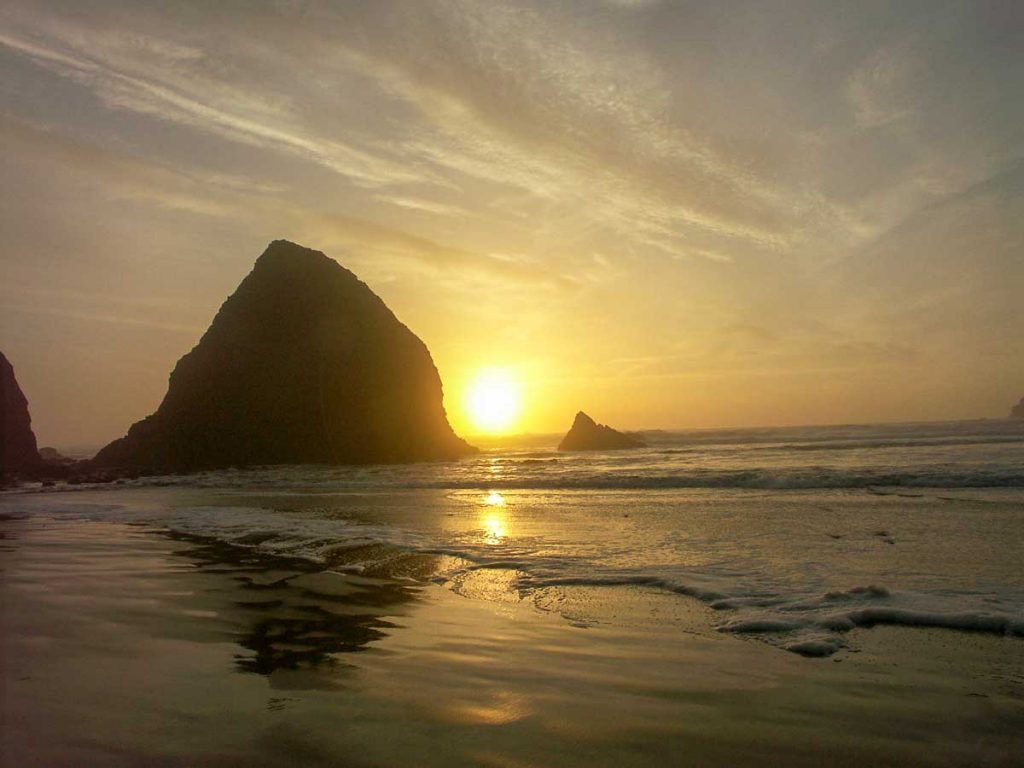 Sonnenuntergang am Haystack Rock, Cannon Beach, Oregon, USA