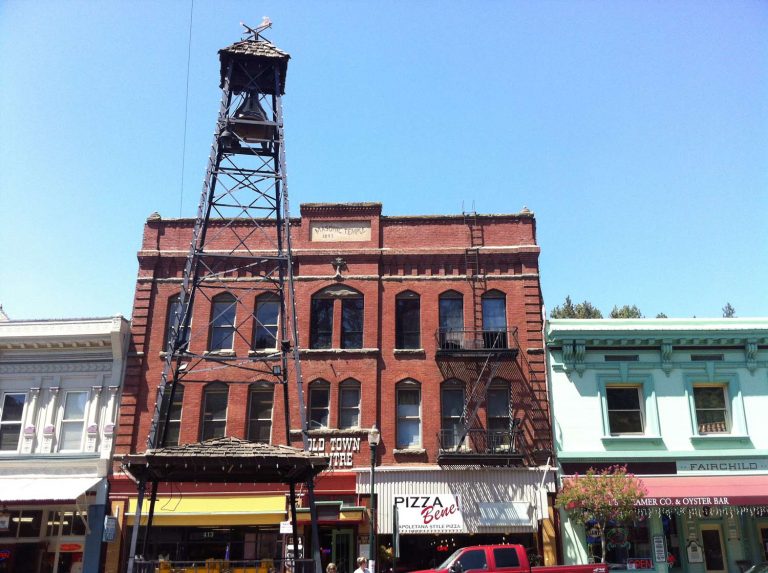 Placerville in Kalifornien: Alter Glockenturm (credit: Noah_Loverbear [CC BY-SA 3.0 (https://creativecommons.org/licenses/by-sa/3.0)])