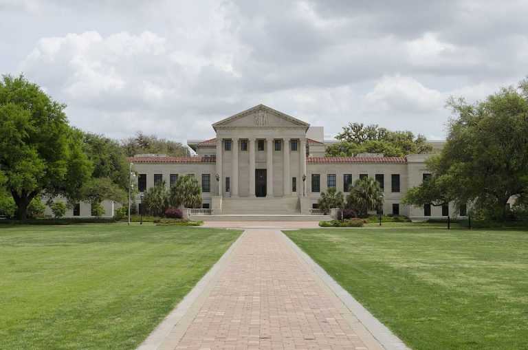 Louisiana State University, Baton Rouge, Louisana [davidpinter / CC BY (https://creativecommons.org/licenses/by/3.0)]
