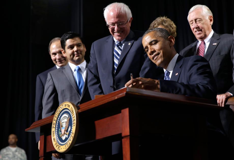 Bernie Sanders in Fort Belvoir in Virginia als Barack Obama das Gesetz Veterans' Access to Care through Choice, Accountability, And Transparency Act of 2014 unterschreibt
