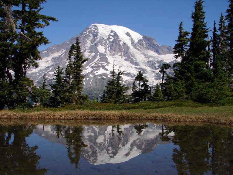 Mt. Rainier Reflektion in einem kleinen Seeauf der Tatoosh Range [photo: NPS]