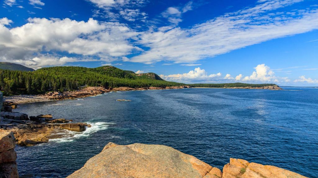 Rocky Ocean Drive Coast -- Grandiose Aussichten auf die Maine Küste findet man entlang des Ocean Drive Abschnittes der Park Loop Road. [photo: NPS / Kristi Rugg]