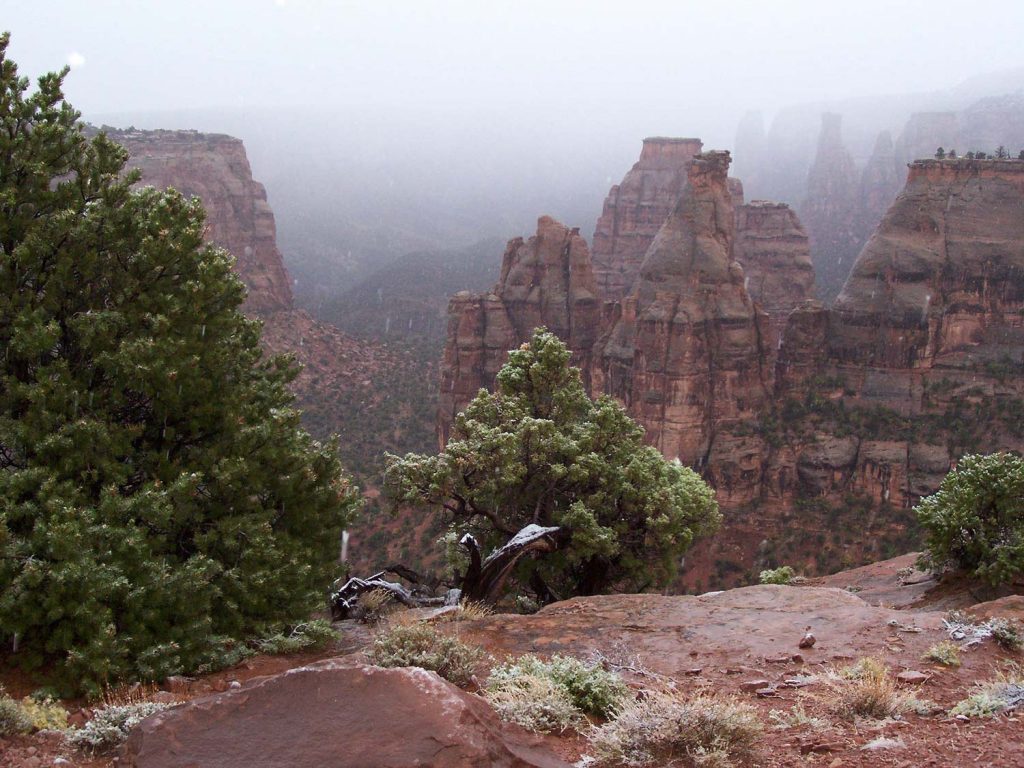 Typischer Morgennebel im Monument Canyon, Colorado National Monument, Colorado USA [photo: NPS]