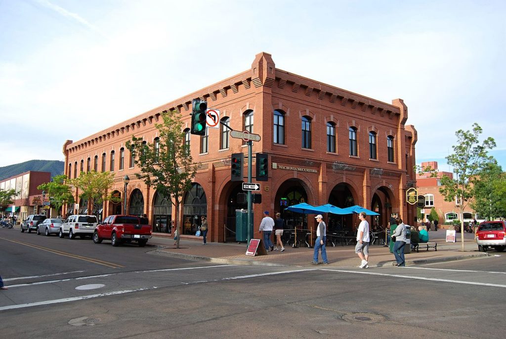 Flagstaff Downtown [photo: Pavel Špindler, CC BY 3.0 https://creativecommons.org/licenses/by/3.0, via Wikimedia Commons]