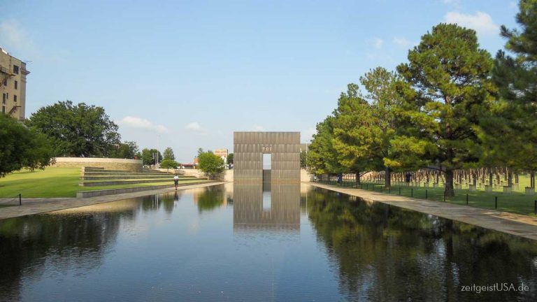 Oklahoma City National Memorial zur Erinnerung an das Bombenattentat im Jahre 1995. Das Field of Empty Chairs ist ein Tribut an die 168 Personen die getötet wurden am 19-April 1995.