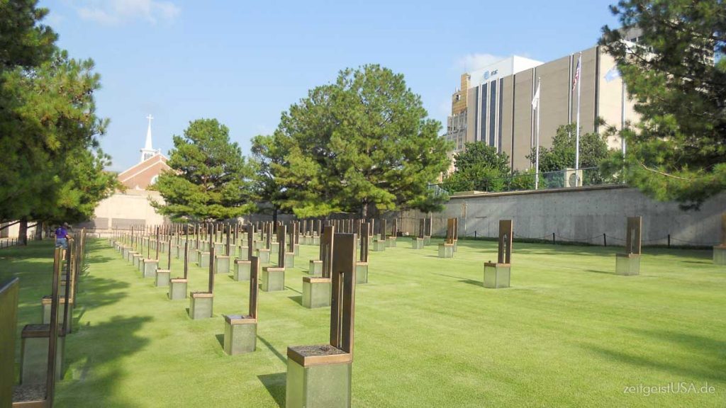 Oklahoma City National Memorial zur Erinnerung an das Bombenattentat im Jahre 1995. Das Field of Empty Chairs ist ein Tribut an die 168 Personen die getötet wurden am 19-April 1995.