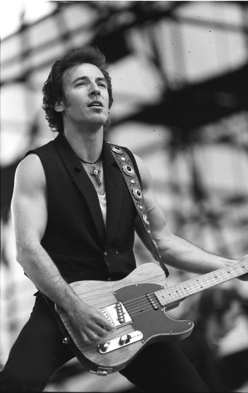19.7.88/Berlin: Springsteen Konzert/ Der US-amerikanische Sänger und Gitarrist Bruce Springsteen gab zur Eröffung des 5. Berliner Rocksommers ein Konzert auf der Radrennbahn in Weißensee [Bundesarchiv, Bild 183-1988-0719-38 /ADN-ZB/Uhlemann, Thomas / CC-BY-SA 3.0]