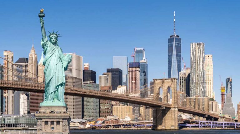 Freiheitsstatue mit New York Skyline im Hintergrund