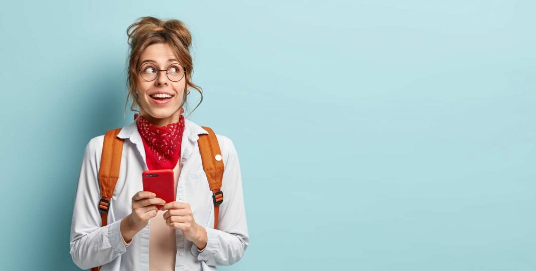 Reisende Frau mit Brille